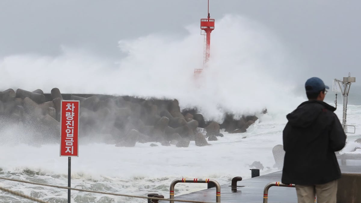 Maysak-taifuuni nostatti myrskyaaltoja keskiviikkona Jejun saarella Etelä-Koreassa.