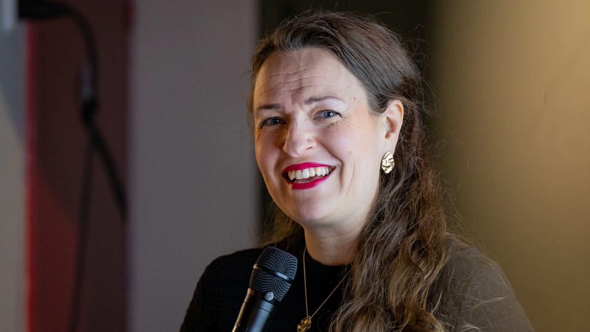Anna-Kaisa Ikonen robottibussi-infossa Hervannassa.