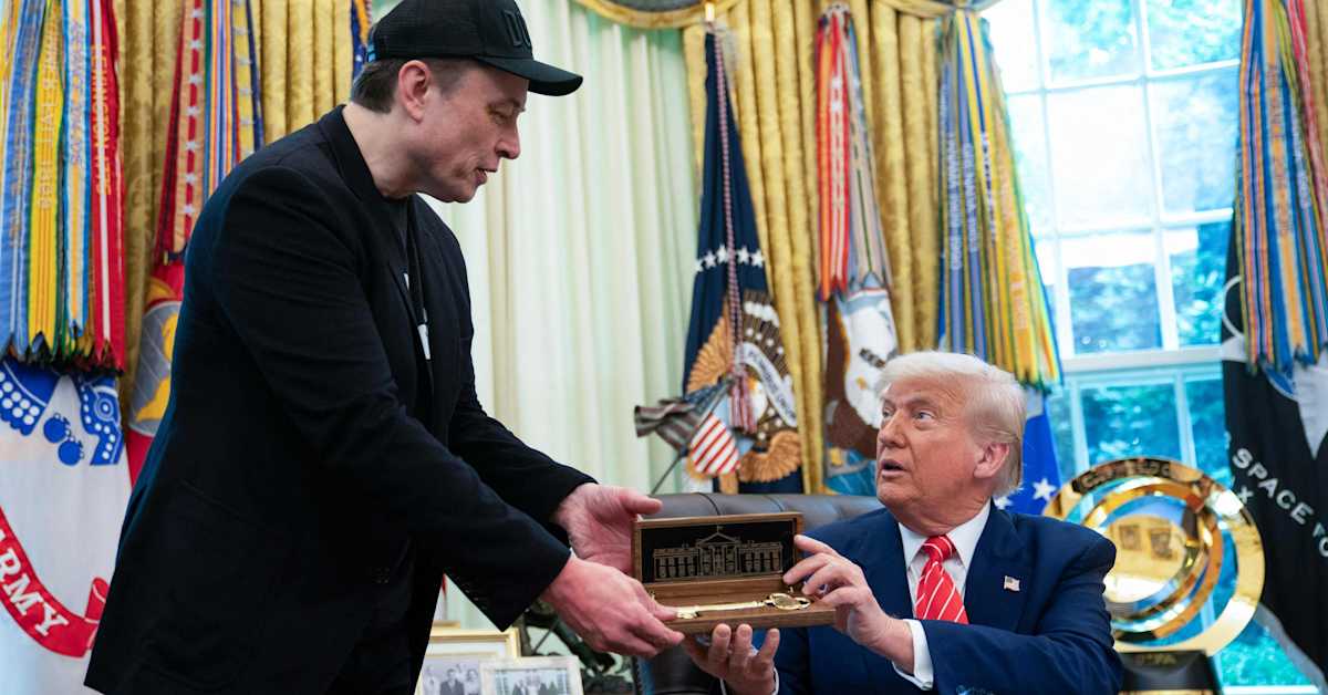 Trump Praises Musk: Golden Key Gift – News