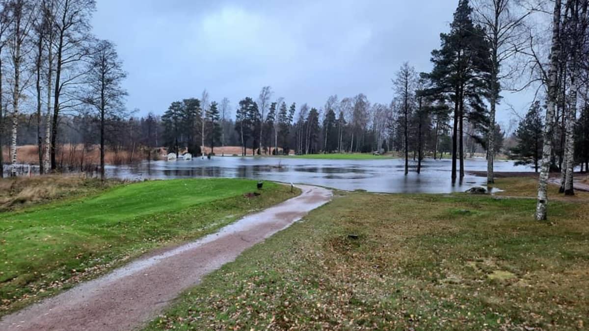 Kuva vettä tulvivasta golfkentästä.