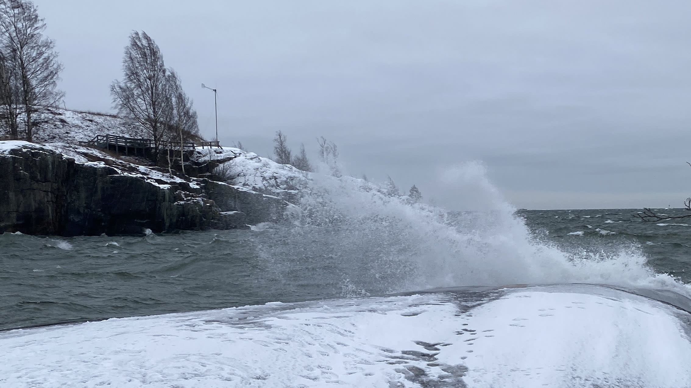 Talvimyrsky nostattaa aaltoja Helsingissä Uunisaaren edustalla 29.1. klo 14.15.