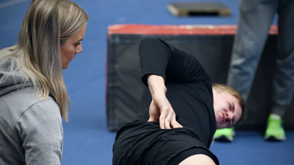 Oliver Helander med fysioterapeuten Ida Voutilainen.