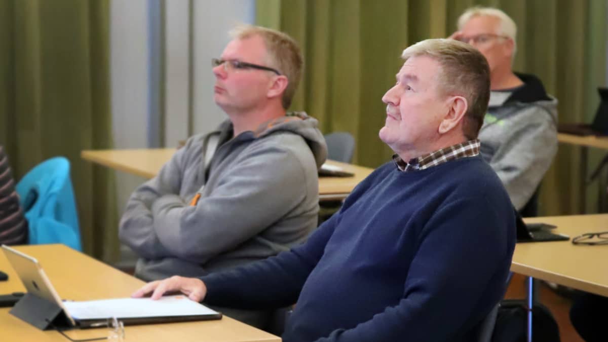 Valtuutettu Veikko Kotolahti istuu Sysmän valtuustossa.