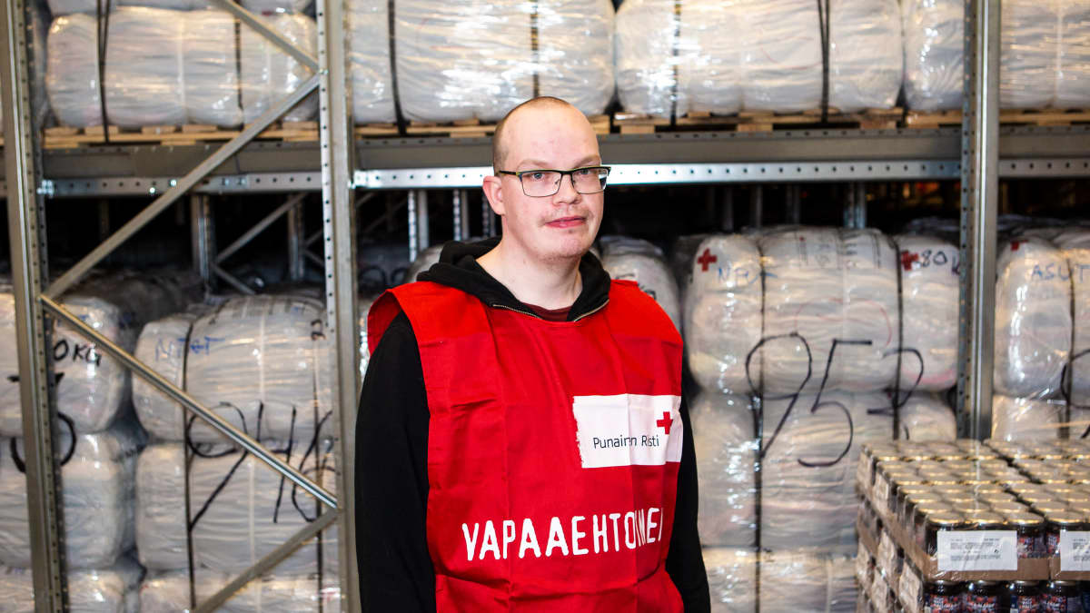 SPR:n vapaaehtoistyöntekijä, Tampereella asuva Sami Rytkönen logistiikkakeskuksella huhtikuussa 2020.