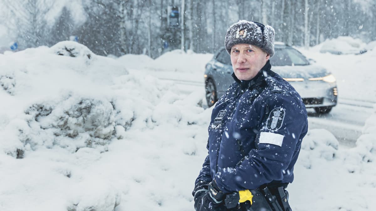 Sisä-Suomen poliisilaitoksen ylikomisario Jussi Saarinen suosittelee ilmoittamaan lumen aiheuttamat vaaralliset paikat liikenteessä Tienkäyttäjän linjaan.