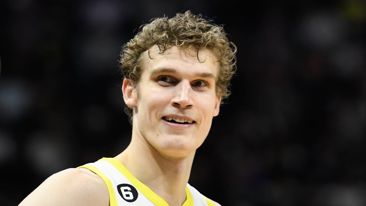 Lauri Markkanen hymyilemässä kentällä ollessaan. 