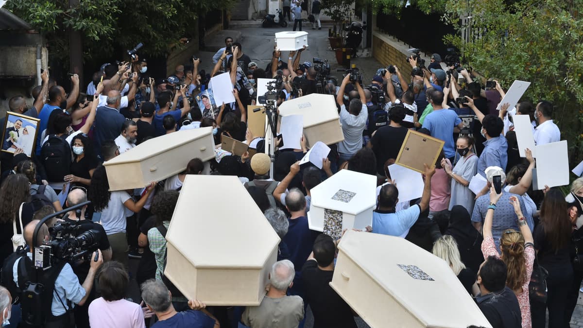 Mielenosoitus Beirutissa.   Relatives of the victims of Beirut Port blast gather in front of the house of Lebanon s Interior Minister, Mohammad Fahmi during a protest demanding the fair conduct of the investigation for the explosion in the Port of Beirut on Aug 4th in 2020