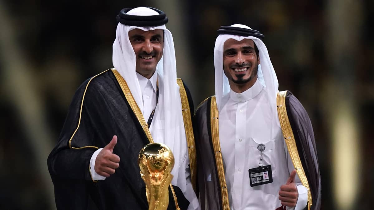 Qatarin emiiri, sheikki Tamim bin Hamad al-Thani ja shekki Jassim bin Hamad al-Thani poseeraavat MM-pokaalin kanssa joulukuussa 2022.