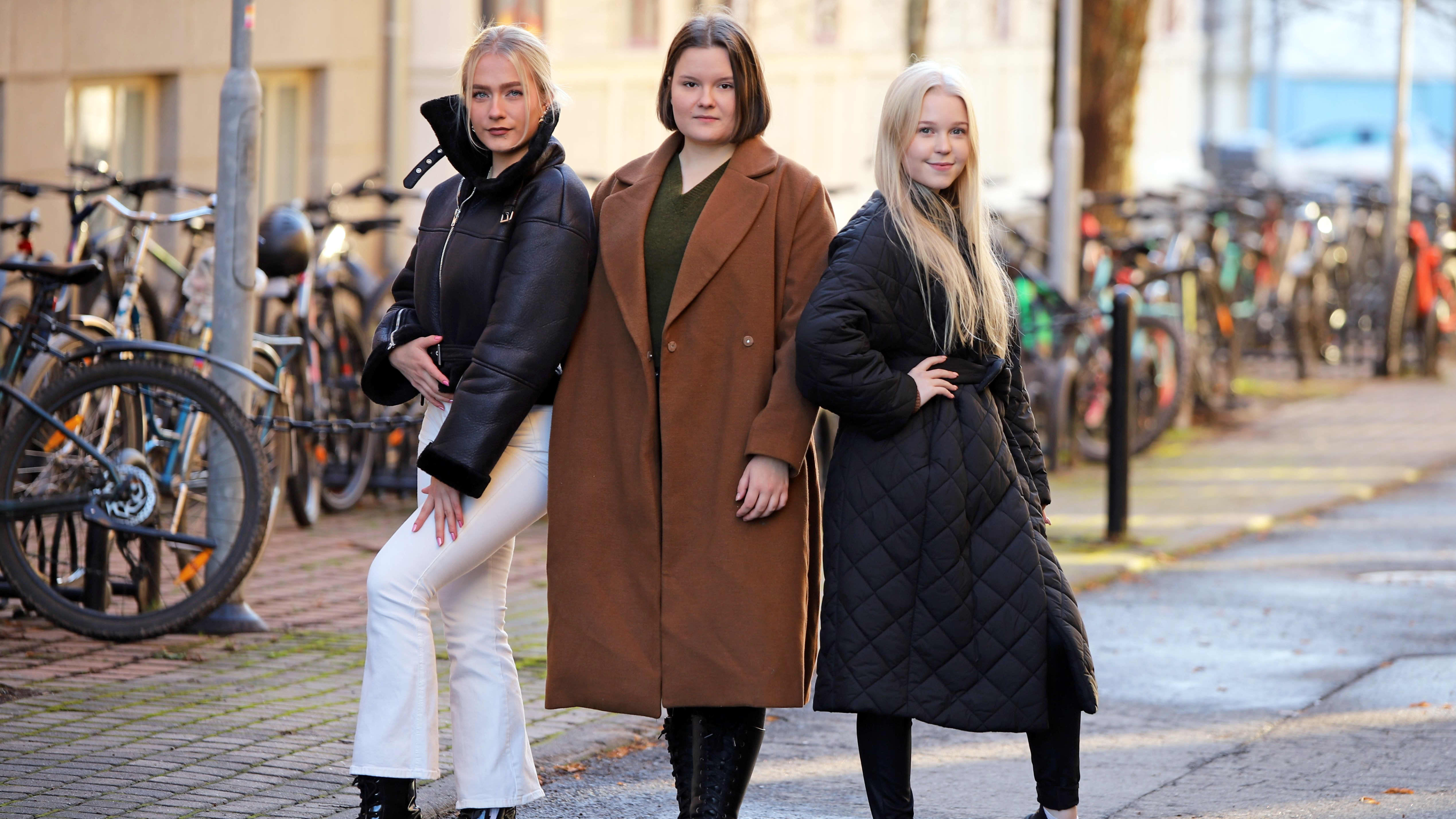 Elisa Sairanen, Johanna Lampinen ja Siiri Kirmanen poseeraavat syysauringossa.