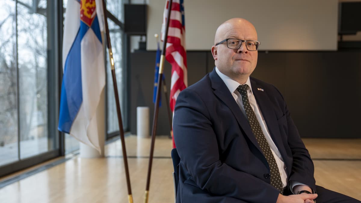 Suomen Washingtonin- suurlähettiläs Mikko Hautala Washingtonin lähetystön juhlasalissa.