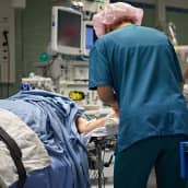 Leikkaussali, potilas, sairaanhoitajia ja lääkäreitä