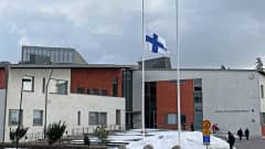 Latokartanon peruskoululla Suomen lippu puolitangossa.