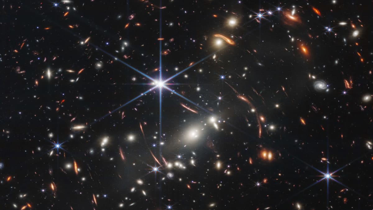 Massiivinen galaksijoukko SMACS 0723 (Webb-teleskoopin ensimmäinen virallinen värikuva).