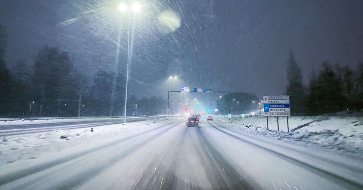 Det snöar eller regnar rejält i kväll när sportlovsfirare ska ut på ...