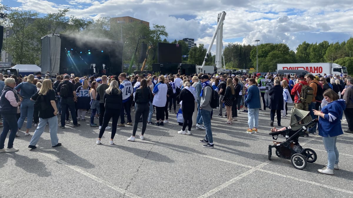 Fanit alkoivat virrata Hakametsään kultajuhliin.