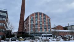 Lahden vanhan lasitehtaan piippu ja opiskelijatalo satamassa talvella.
