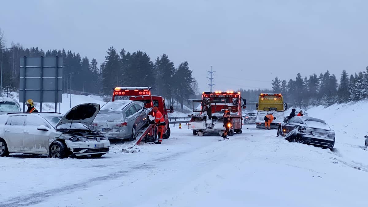 Liikenneonnettomuus valtatie 3 Lempäälä.