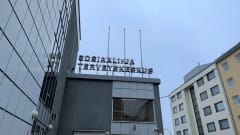 Kuopion pääterveyaseman ilmoituskyltti rakennuksen katolla, jossa lukee Sosiaali- ja terveyskeskus