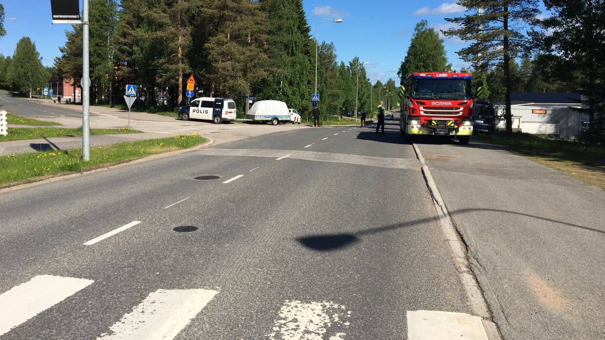 Poliisiauto ja paloauto onnettomuuspaikalla Rovaniemen Kairatien ja Juurakkotien risteyksessä 16.6.2020