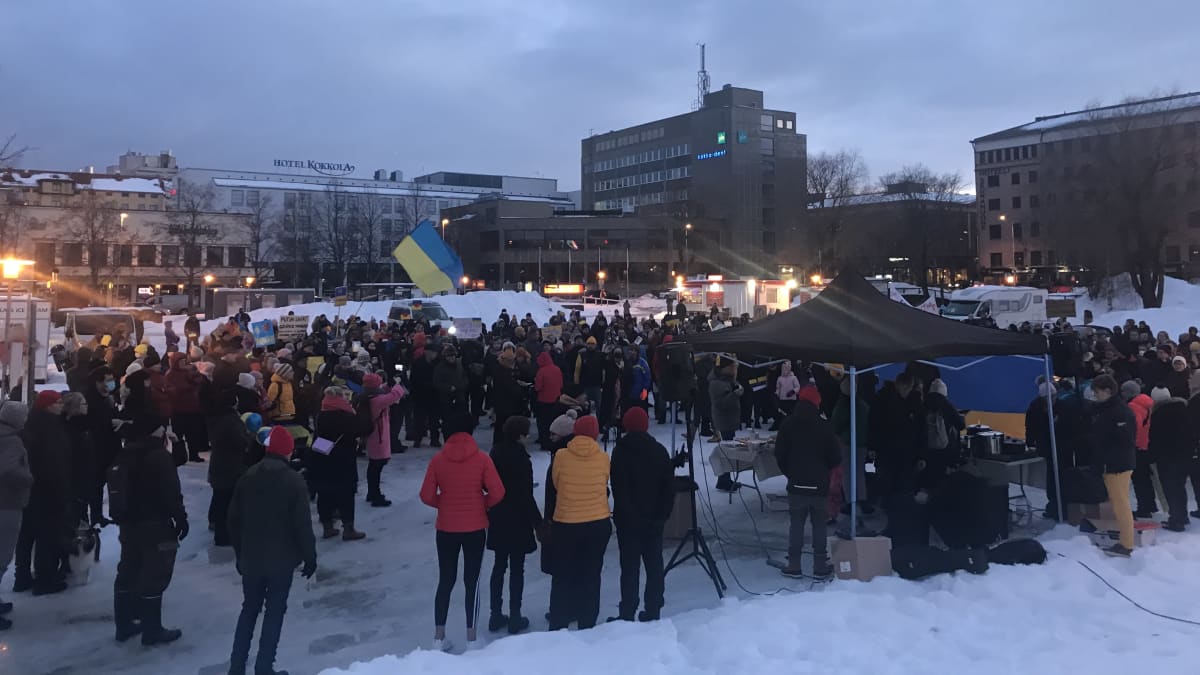 Kokkolan torille mielenilmaukseen Ukrainan tueksi kokoontui 300-400 henkilöä.