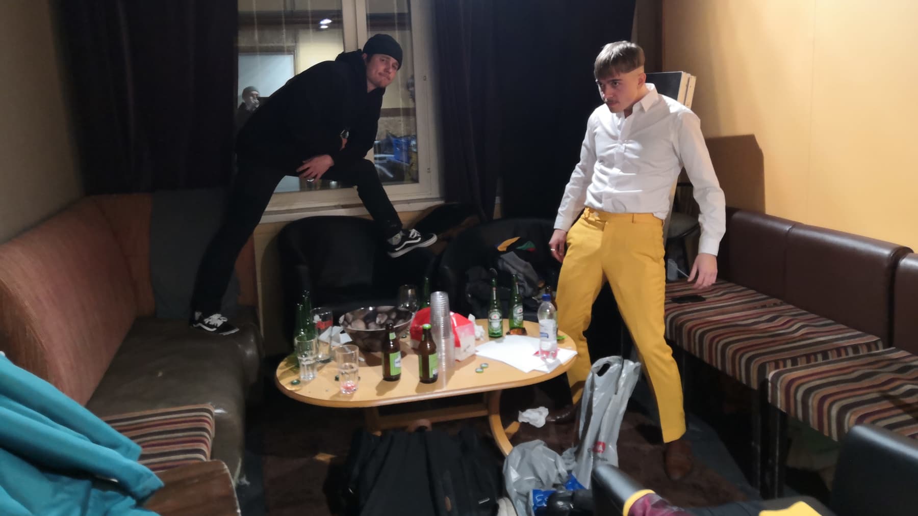 Kaksi miestä seisoo ravintolan backstagella. 