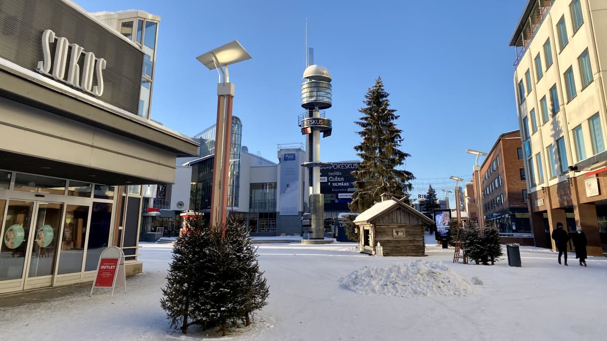 Rovaniemen Koskikatu, maassa on lunta ja aurinko paistaa. 