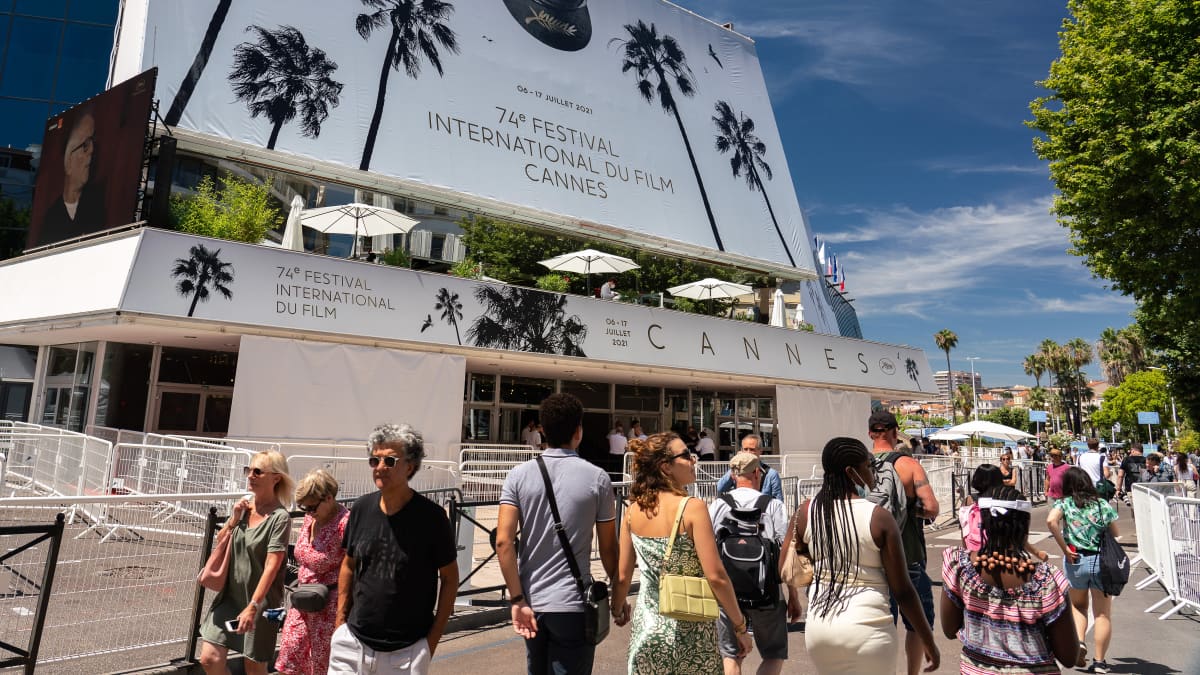 Ihmisiä kadulla Cannesissa.