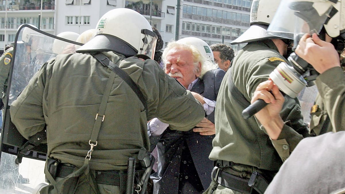 88-vuotias Manólis Glézos ottaa yhteen mellakkapoliisien kanssa.