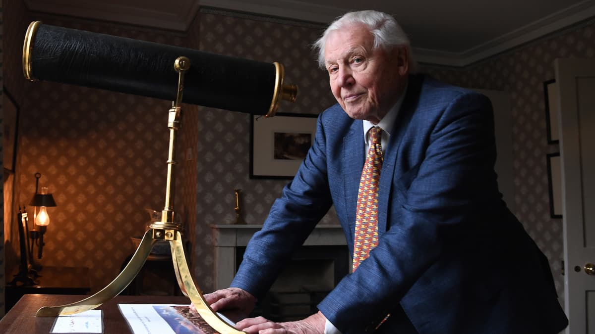 Sir David Attenborough poseeraa kaukoputken kanssa.