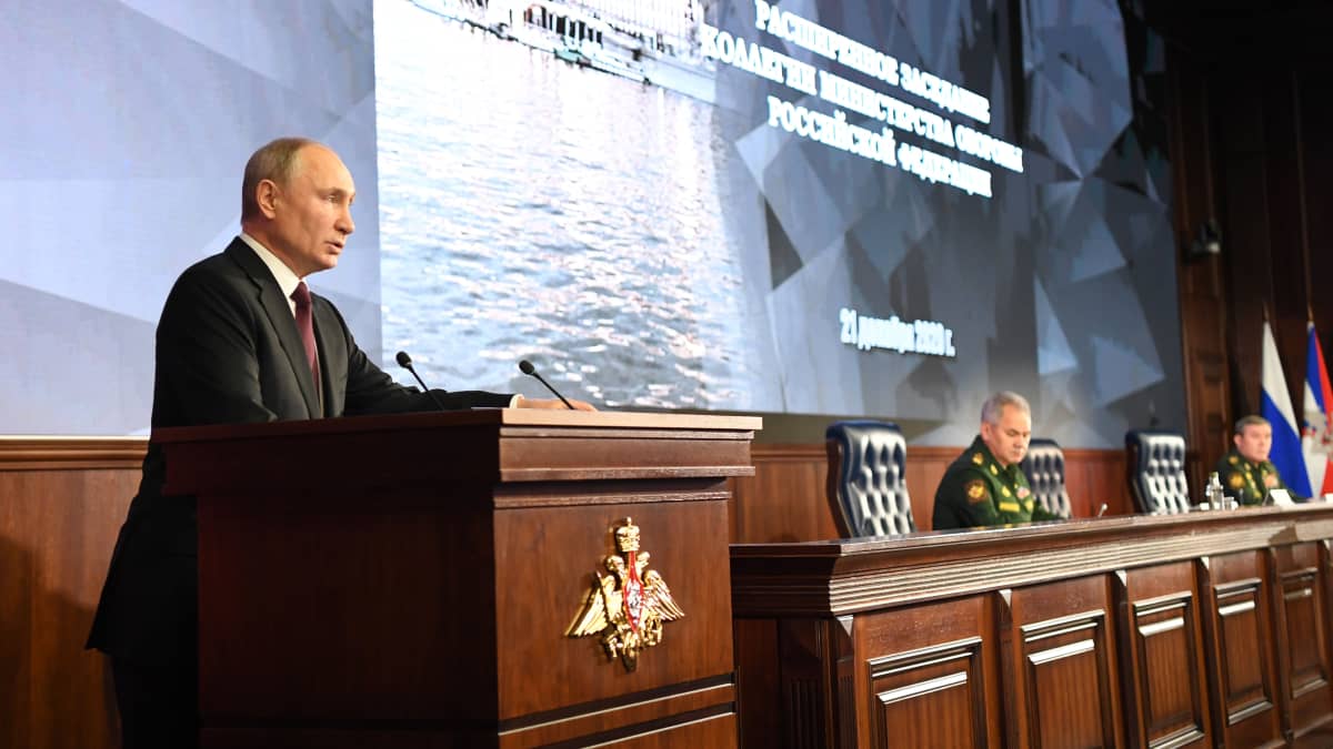 Vladimir Putin Venäjän puolustusministeriössä.