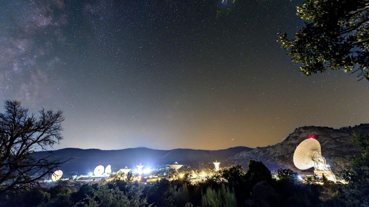 Radioteleskooppeja erottuu valoissa tähtitaivaan alla.