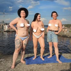 Kuvassa tissiaktivistit Säde Vallaren, Rosina Salovaara ja Meri-Maija Näykki yläosattomissa Rauhaniemen kylpylän rannalla.