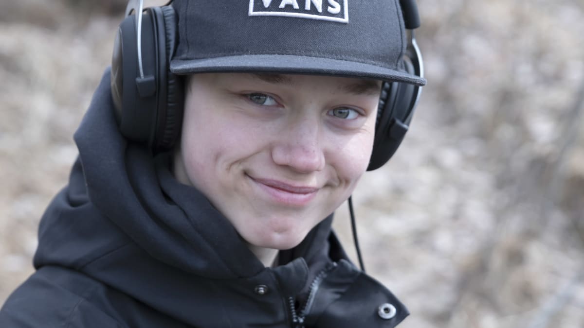 Kymppiluokka Base Campin oppilas Joona Saaristo äänittää koulun elokuvaa.