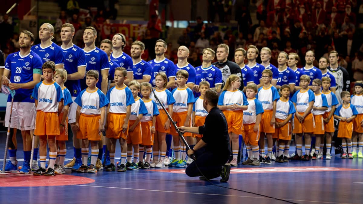 Analyysi: Suomi lähtee MM-salibandyn ratkaisuotteluihin takamatkalta –  joukkueen pelaamisessa on suuria kysymysmerkkejä
