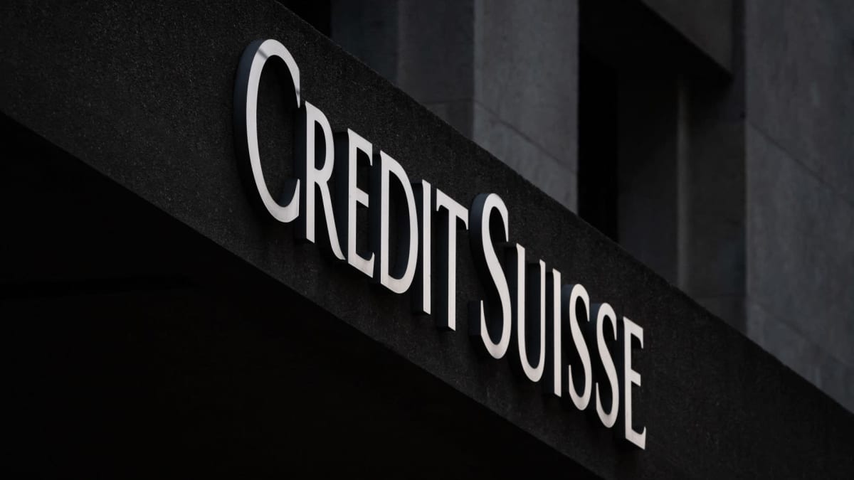 Credit Suisse -pankin kyltti Geneven konttorin sisäänkäynnin yllä. Hopeinen teksti tummalla pohjalla.