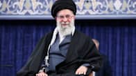 Ali Khamenei istuu tuolissa turbaani päässään.