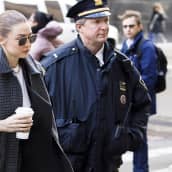 Supermalli Gigi Hadid saapui saattajien kanssa newyorkilaiseen tuomioistuimeen torstaina.