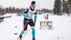 Lauri Vuorinen hiihtää perinteisellä hiihtotavalla.