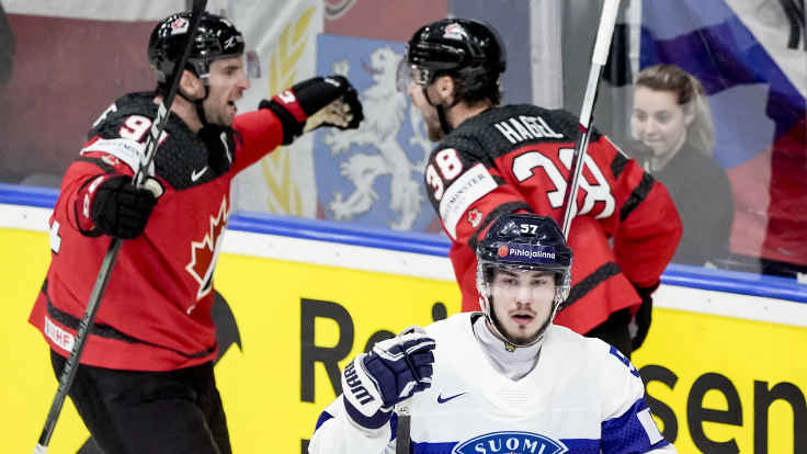 Kanadan Brandon Hagel ja John Tavares juhlivat maalia Suomea vastaan jääkiekon MM-kisoissa 2024.