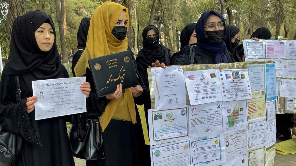 Afganistanin naiset pitävät koulutusasiakirjojaan mielenosoituksen aikana, kun he vaativat Taleban-hallitusta tarjoamaan heille työmahdollisuuksia Kabulissa, Afganistanissa, 31. lokakuuta 2022.