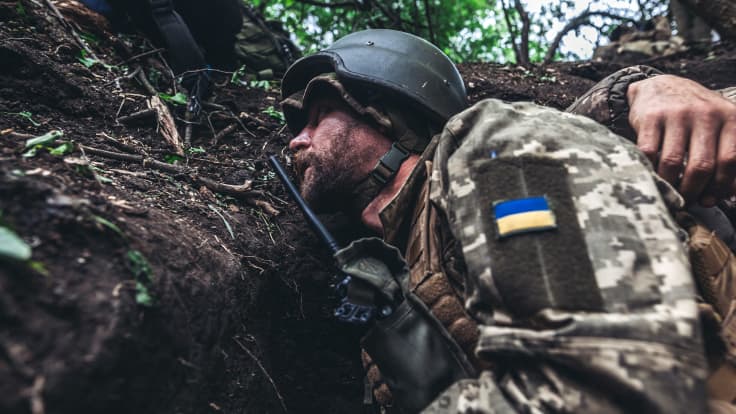 Ukrainalainen sotilas suojautuneena juoksuhaudassa venäjän tulitukslta.