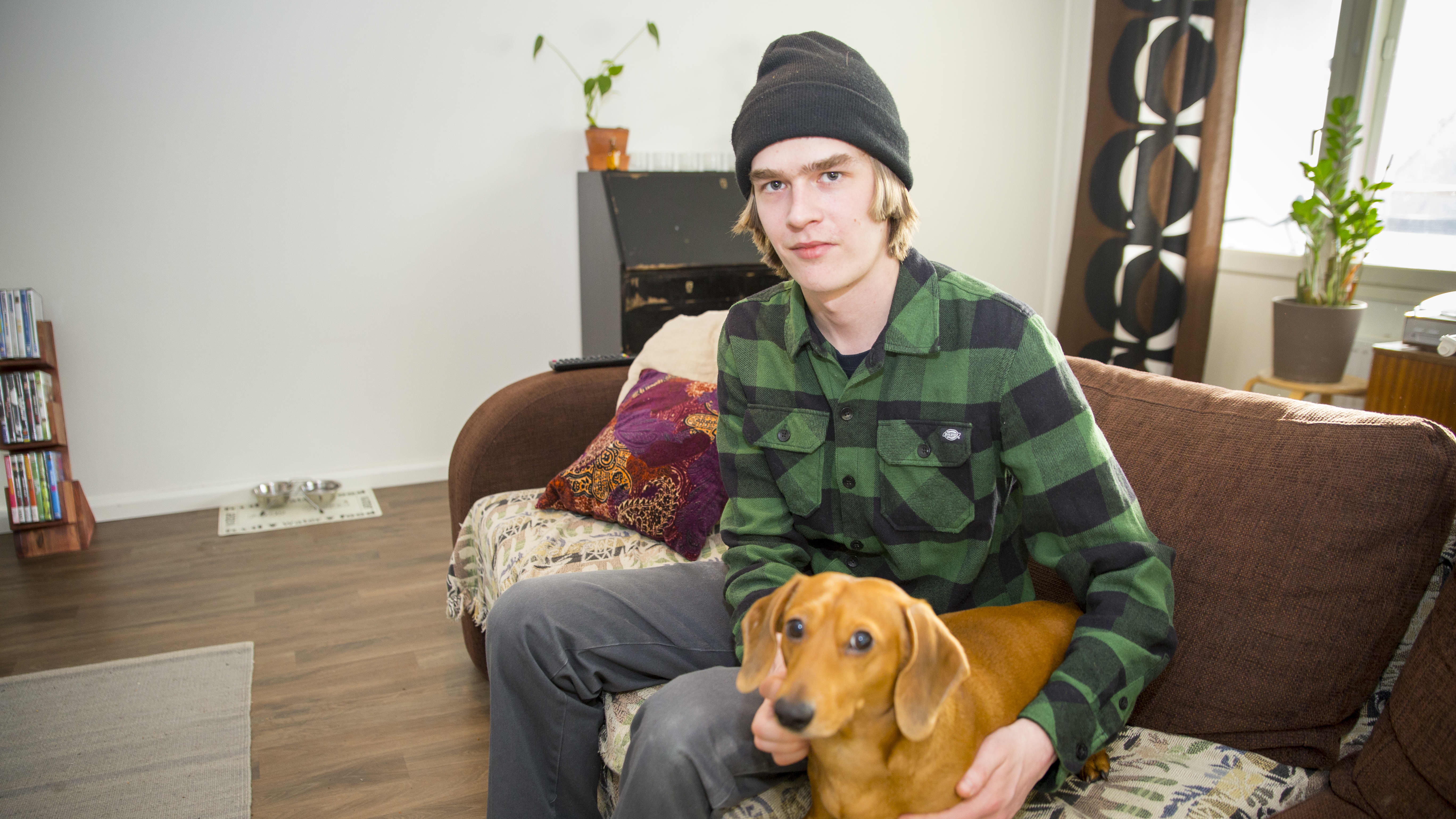 Henry Frilund on entinen asunnoton, joka asuu uudessa kodissa Teppo-koiran kanssa.