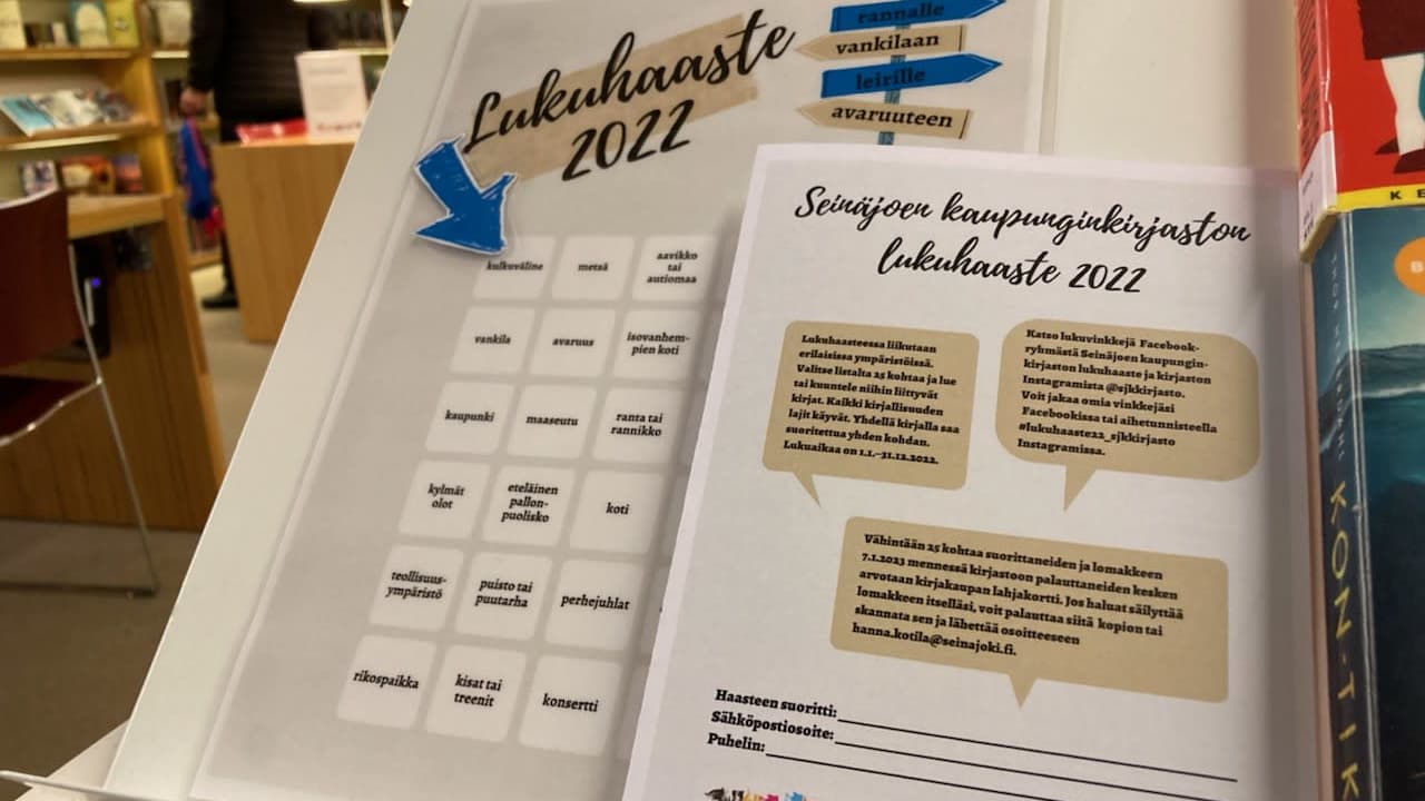 Seinäjoen kaupunginkirjaston vuoden 2022 lukuhaasteen esittelyvihko kirjaston tiskillä.