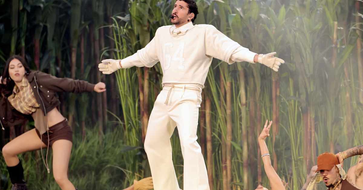 Bad Bunny korosti Amerikan yhtenäisyyttä  Super Bowlin väliaikashow'ssa – katso kuvat