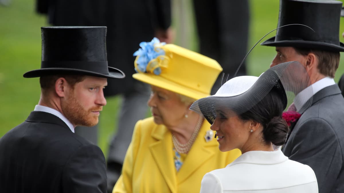Sussexin herttuapari ja kuningatar Elisabet Ascotissa kesäkuussa 2018.