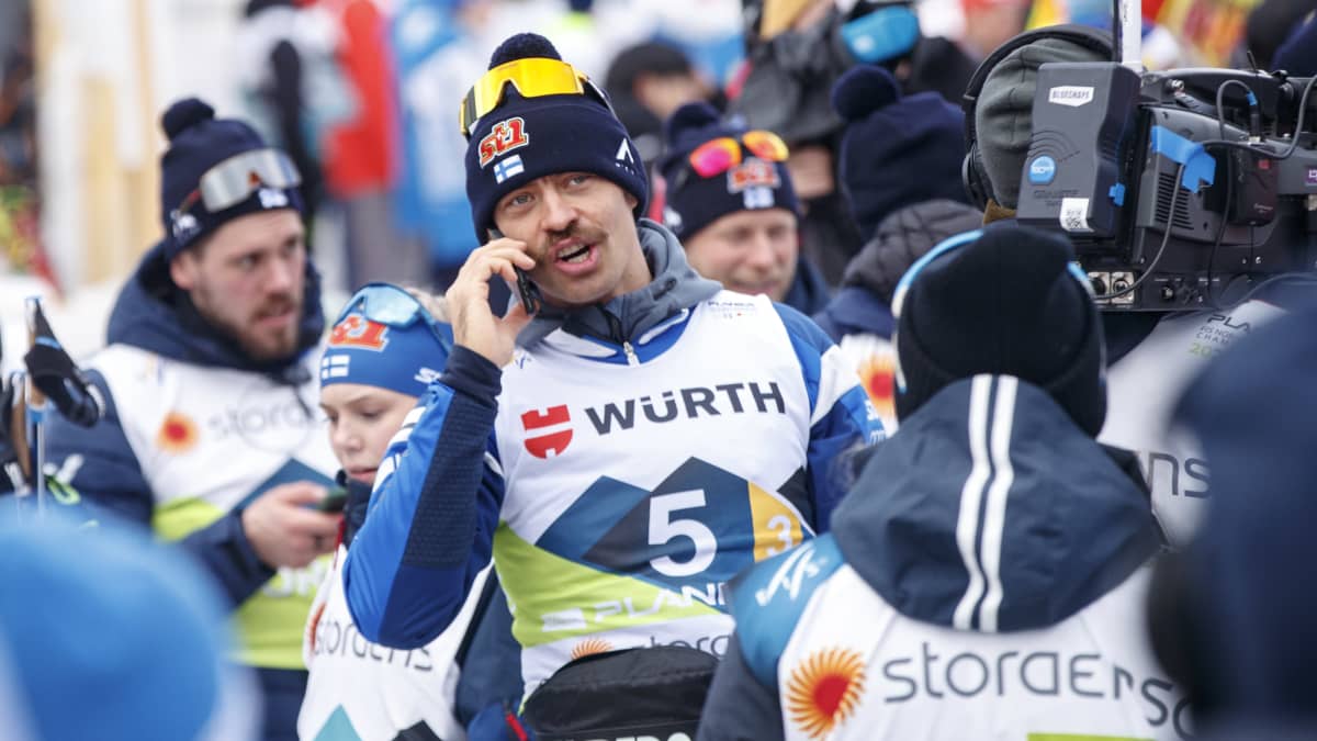 Perttu Hyvärinen puhelimessa viestin jälkeen.