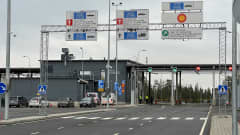 Liikennemerkkejä ja kaistaopasteita Venäjälle johtavan tien päällä Inarin Raja-Joosepin rajanylityspaikalla.