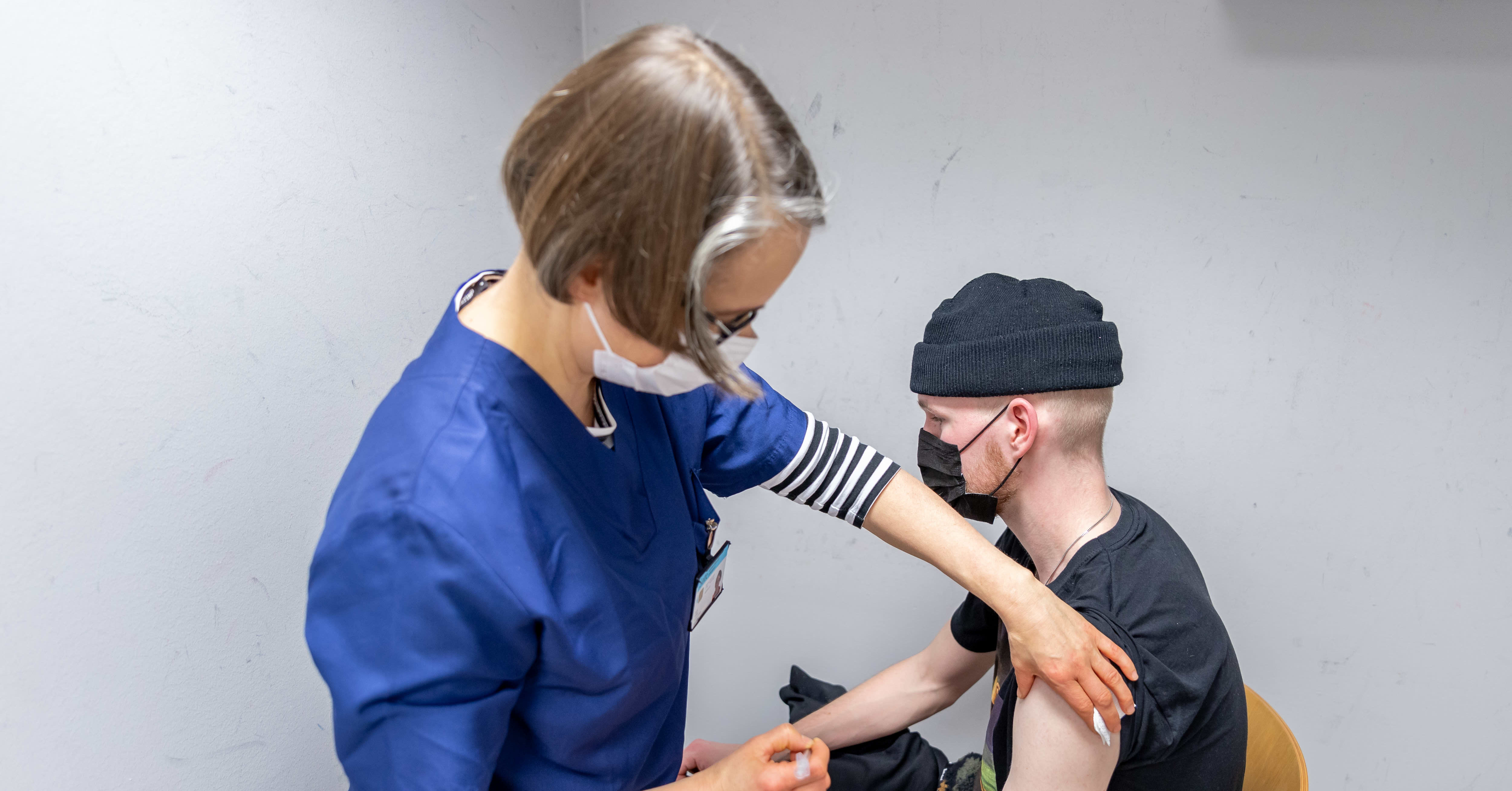 Suomi saavutti rokotustavoitteen, mutta epidemia jatkuu – HUSin ylilääkäri: ”Meidän pitää oppia elämään taudin kanssa”