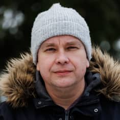 Antti Kaikkonen lapsensa kanssa kotikulmillaan Tuusulassa.