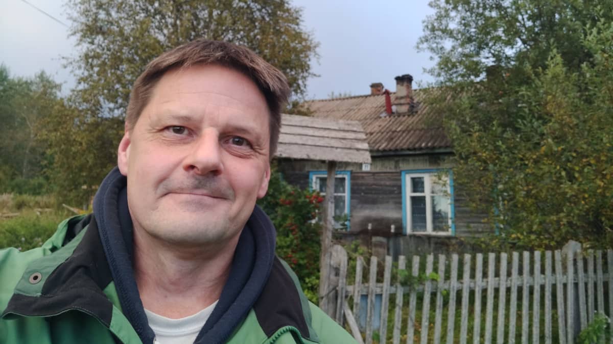 Imatralainen Saku Kahra Venäjän Karjalan Lahkolammella omistamansa talon edustalla.